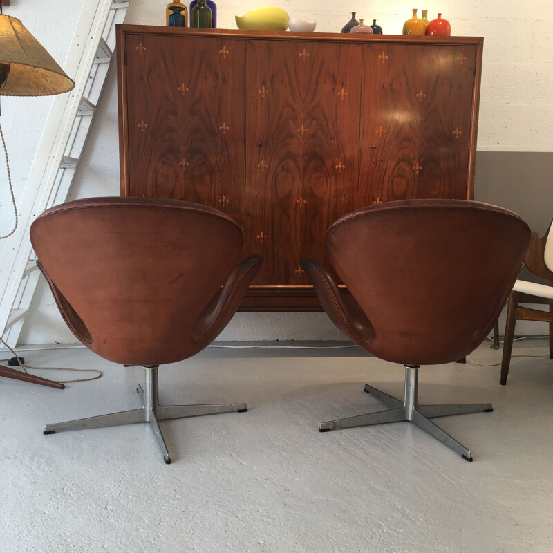 Set of 2 vintage Swan armchairs in brown leather by Fritz Hansen