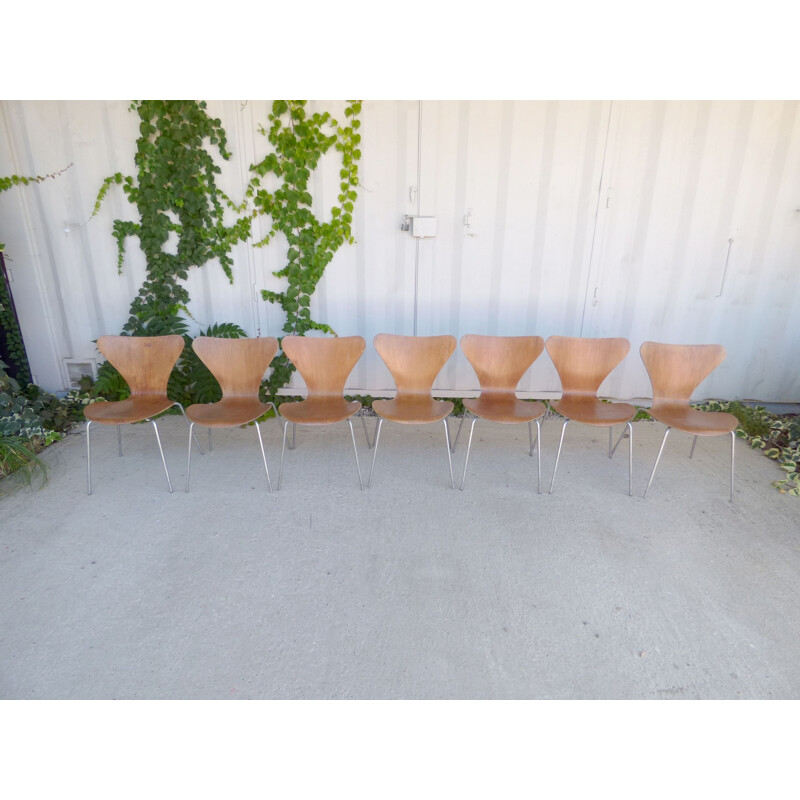 Set of 7 vintage chairs by arne jacobsen for fritz hansen