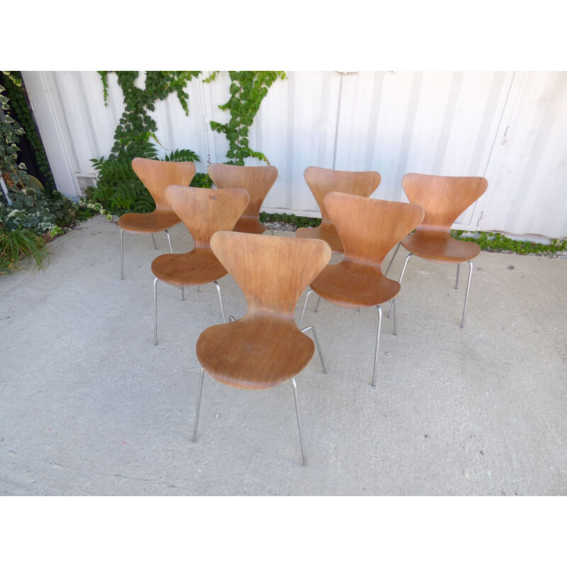 Set of 7 vintage chairs by arne jacobsen for fritz hansen