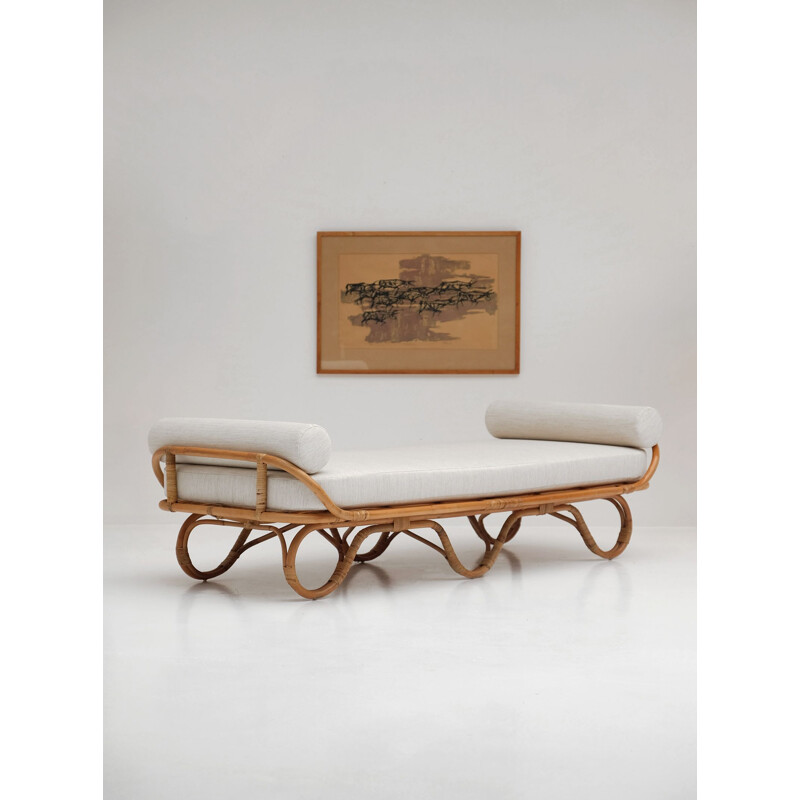 Vintage daybed in rattan