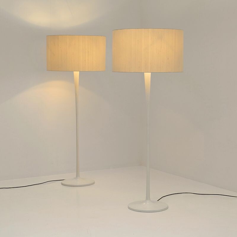 Paire de lampadaires blancs vintage par Leuchten