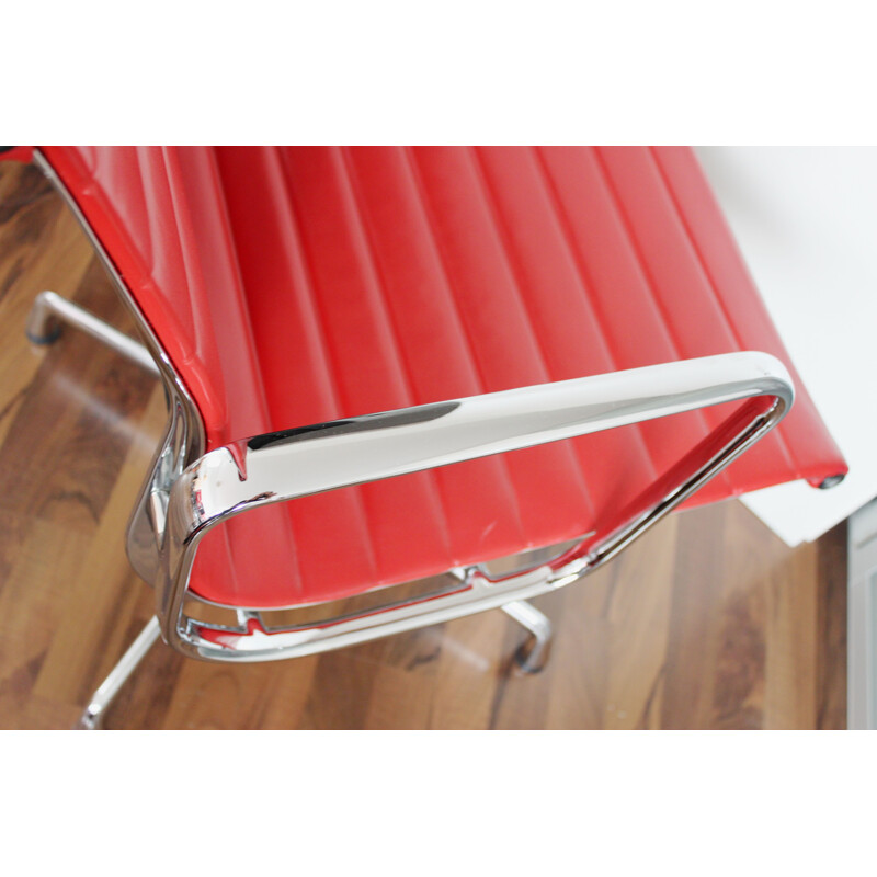 Chaise de bureau vintage EA 108 en cuir rouge par Eames pour Vitra