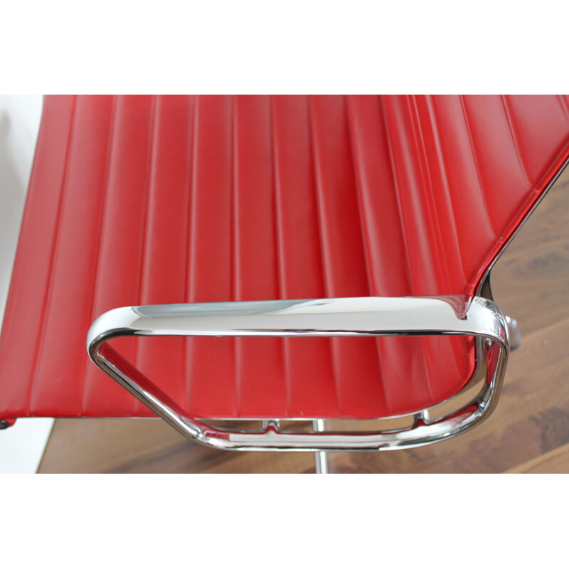 Chaise de bureau vintage EA 108 en cuir rouge par Eames pour Vitra
