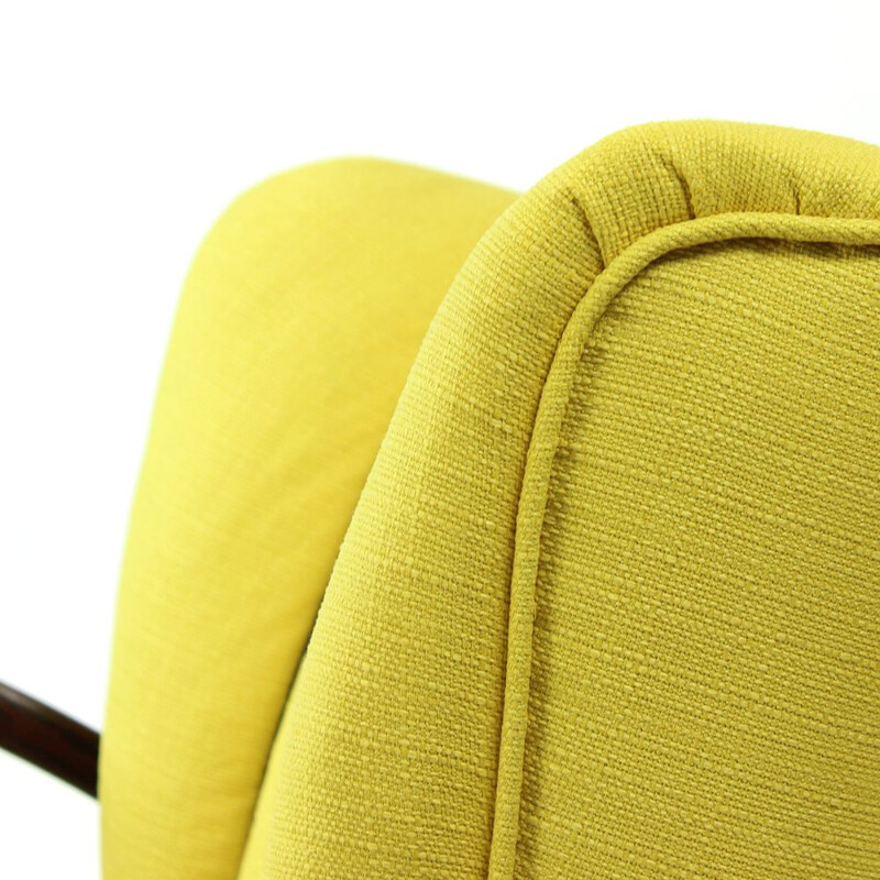 Suite de 2 fauteuils vintage jaune par Jindrich Halabala