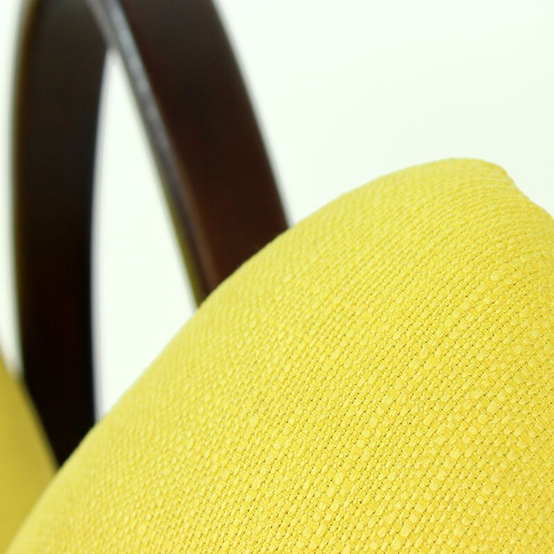 Suite de 2 fauteuils vintage jaune par Jindrich Halabala