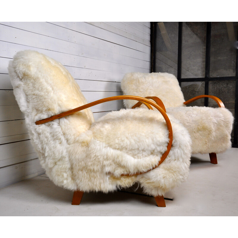 Suite de 2 fauteuils en peau de mouton par Jindrich Halabala