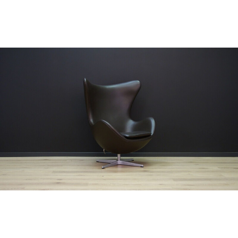 Fauteuil vintage "The Egg" noir en cuir par Arne Jacobsen