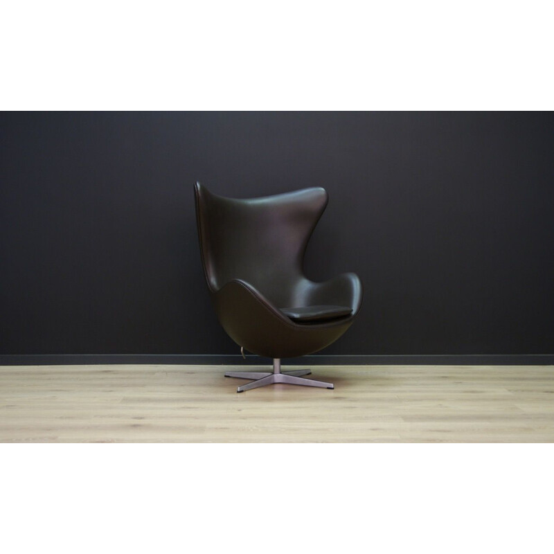 Vintage Danish "The Egg" armchair in black leather by Arne Jacobsen