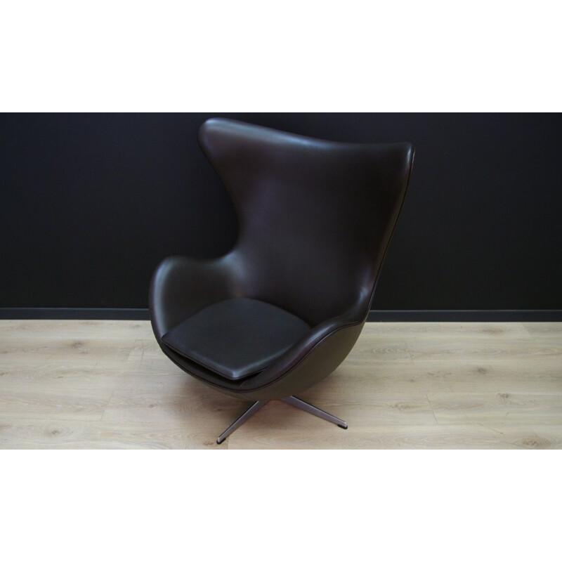 Vintage Danish "The Egg" armchair in black leather by Arne Jacobsen