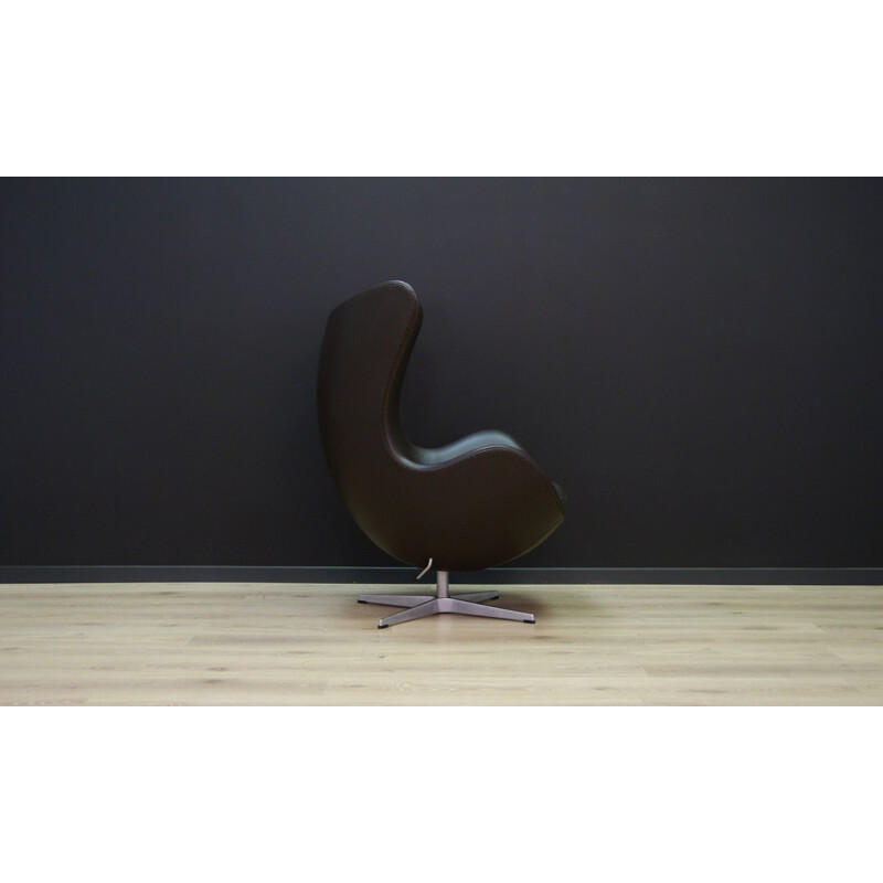 Vintage Danish "The Egg" armchair in black leather by Arne Jacobsen