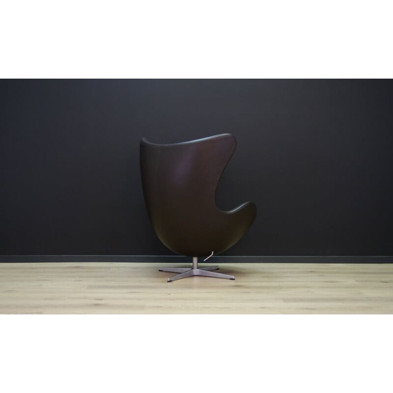 Fauteuil vintage "The Egg" noir en cuir par Arne Jacobsen