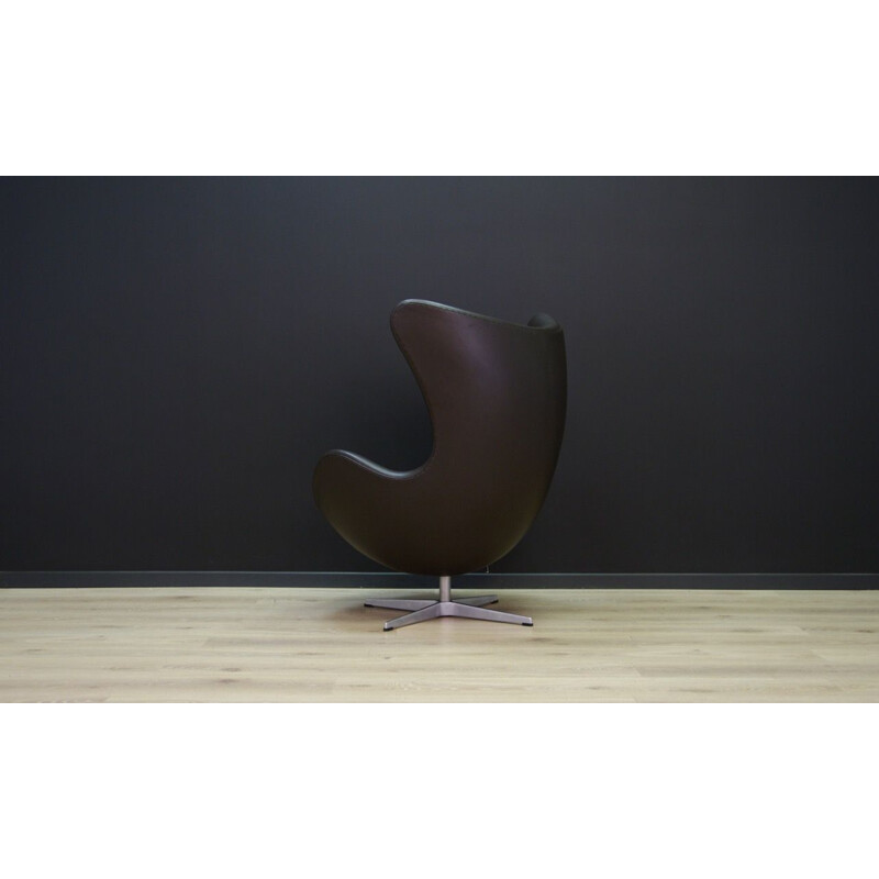 Vintage Danish "The Egg" armchair in black leather by Arne Jacobsen