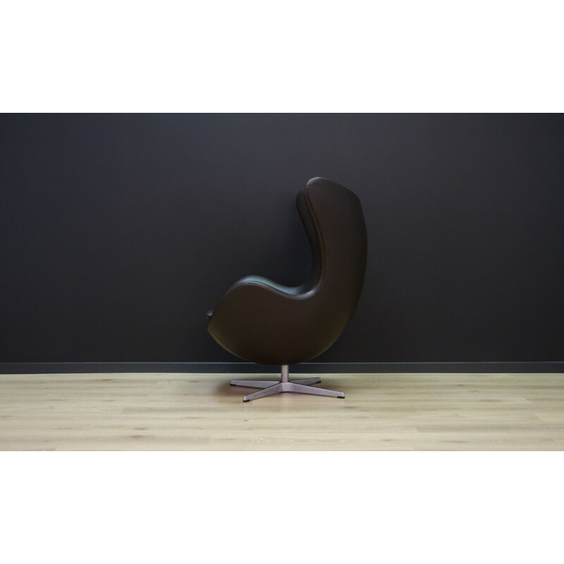 Vintage Danish "The Egg" armchair in black leather by Arne Jacobsen