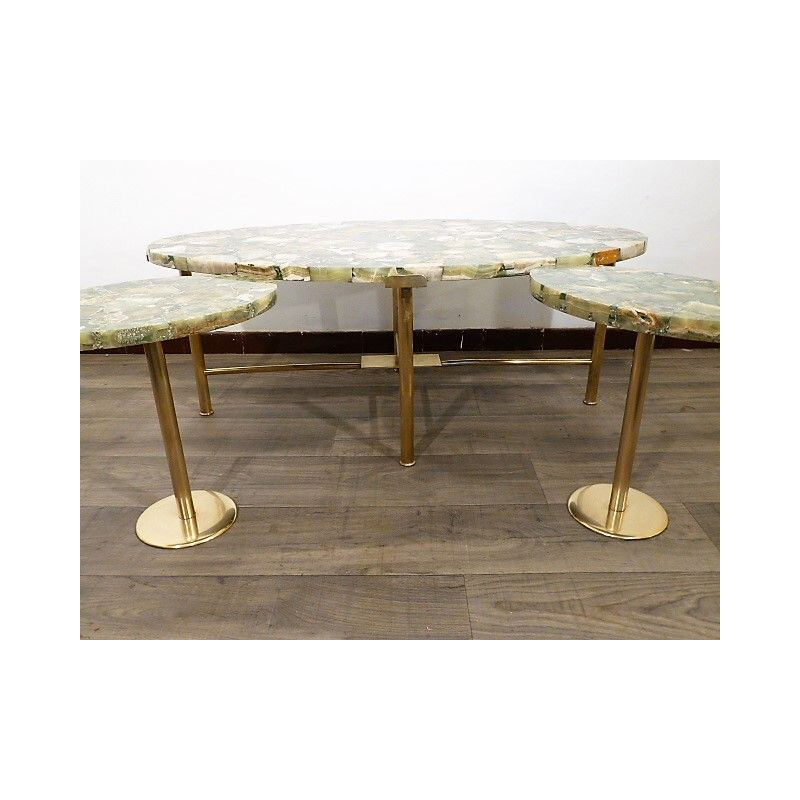 Ensemble table basse et 2 bouts de canapé en laiton et onyx 1960