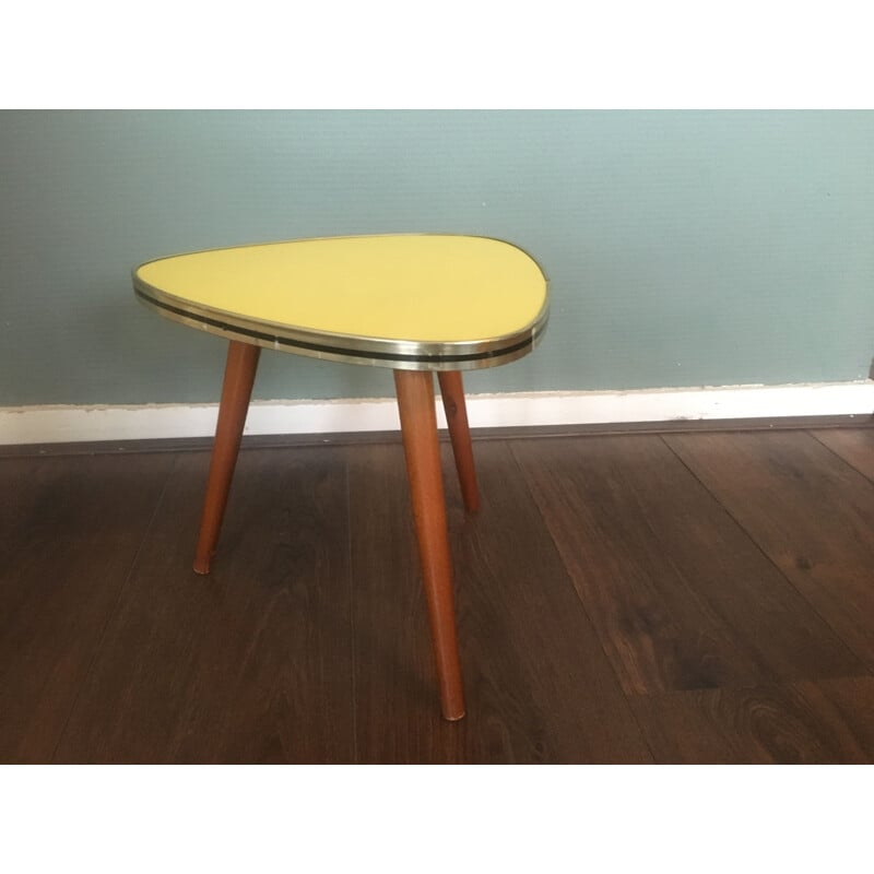 Guéridon vintage en formica jaune 1950