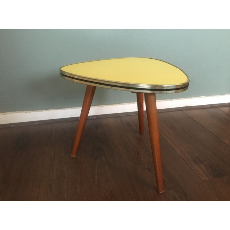 Guéridon vintage en formica jaune 1950