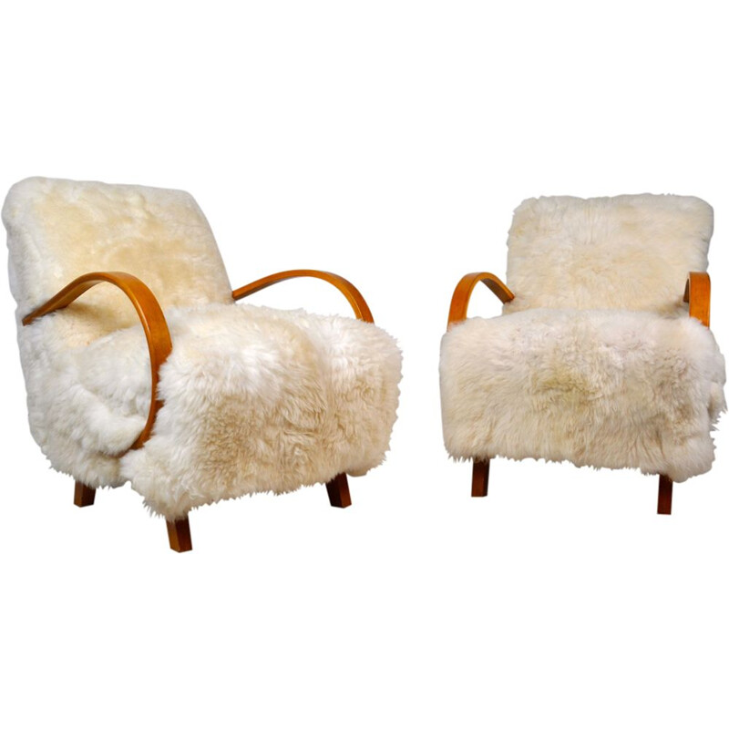 Suite de 2 fauteuils en peau de mouton par Jindrich Halabala