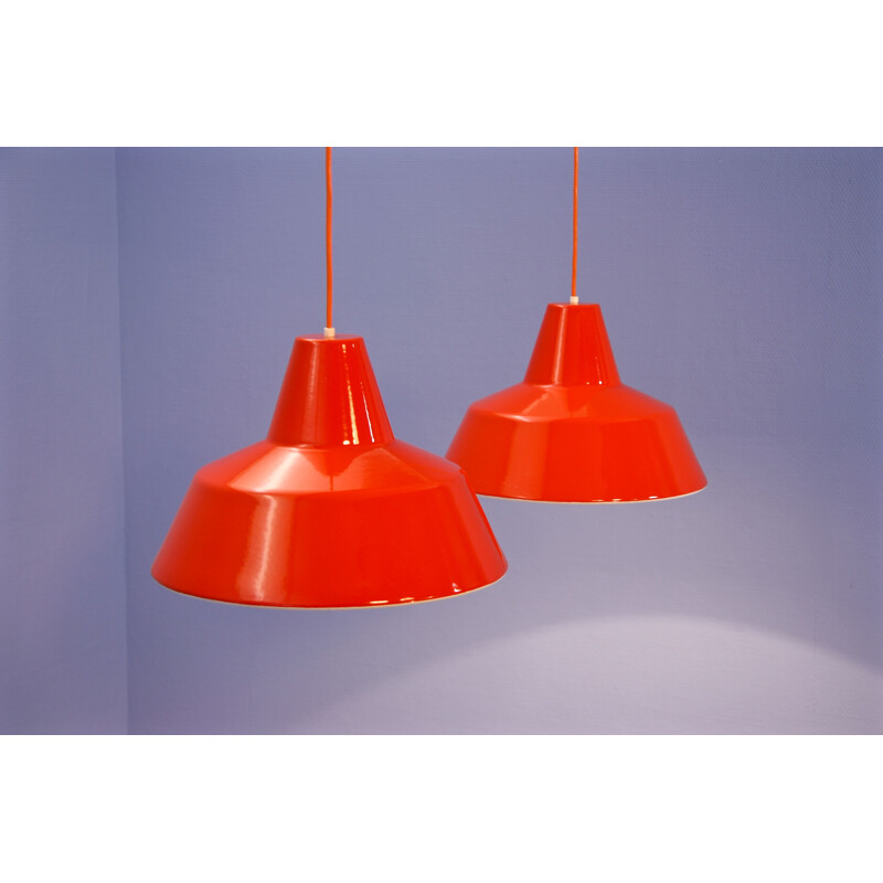 Suite de 2 lampes suspensions émaillées oranges par Louis Poulsen
