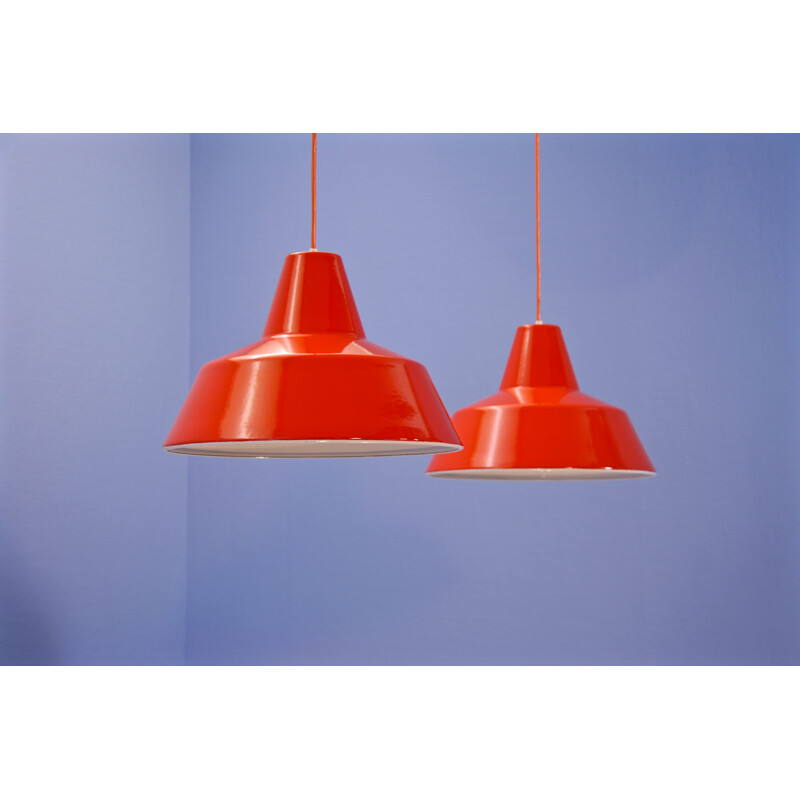 Suite de 2 lampes suspensions émaillées oranges par Louis Poulsen