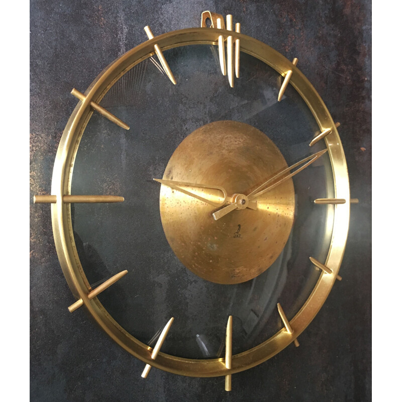 Horloge vintage en Métal doré, laiton et verre par Jaz