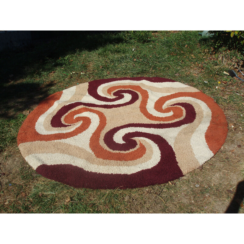 Vintage round carpet in wool