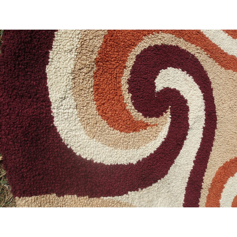 Vintage round carpet in wool