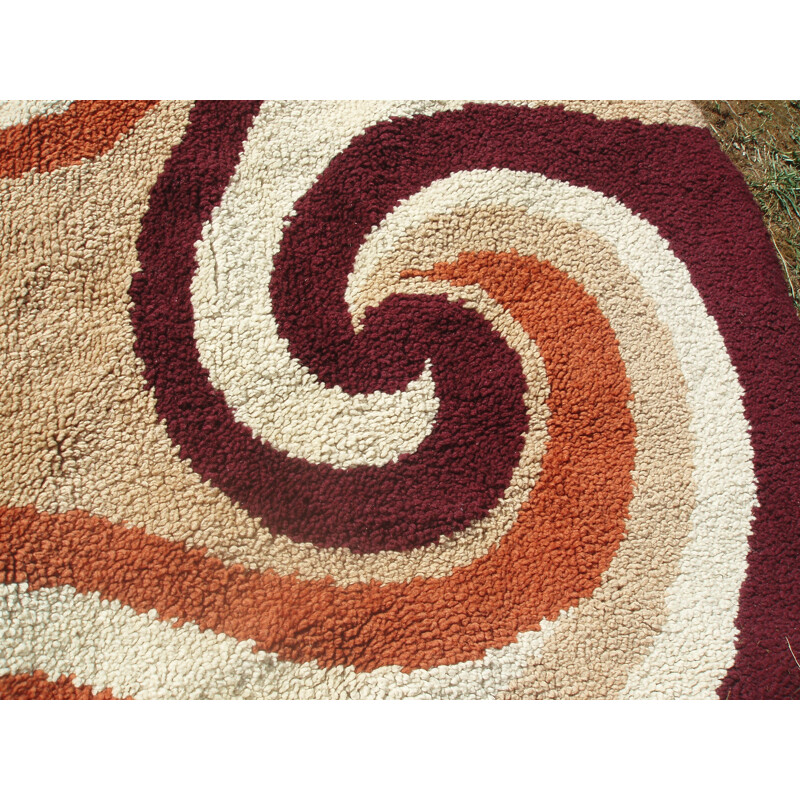 Vintage round carpet in wool