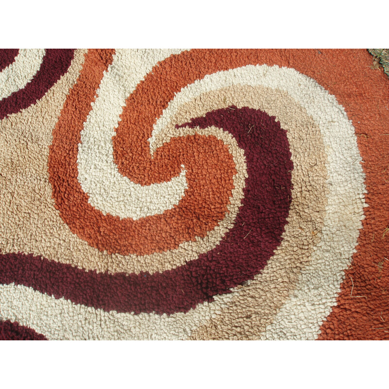 Vintage round carpet in wool