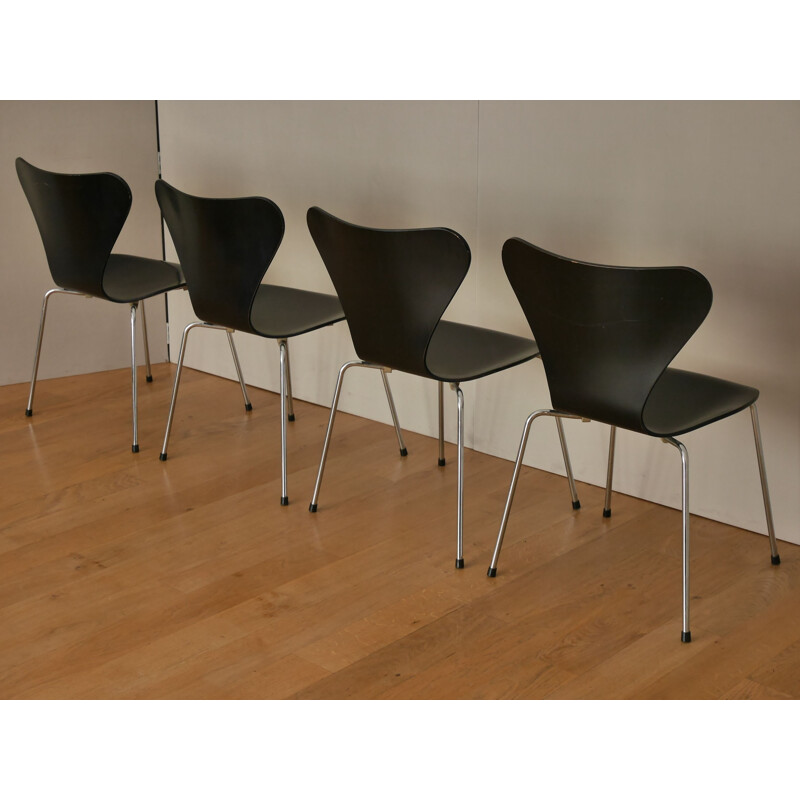 Set of 6 dining chairs model 3107 by Arne Jacobsen