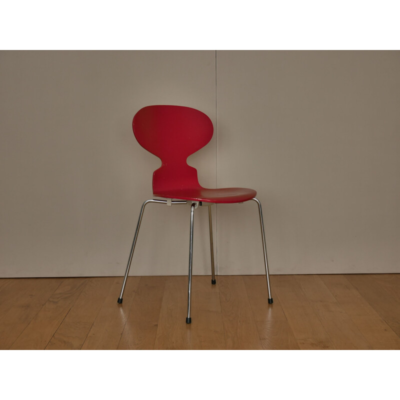 Chaise "Fourmi" rouge par Arne Jacobsen