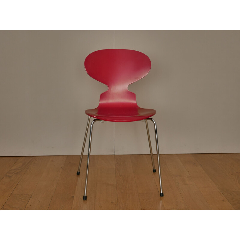 Chaise "Fourmi" rouge par Arne Jacobsen