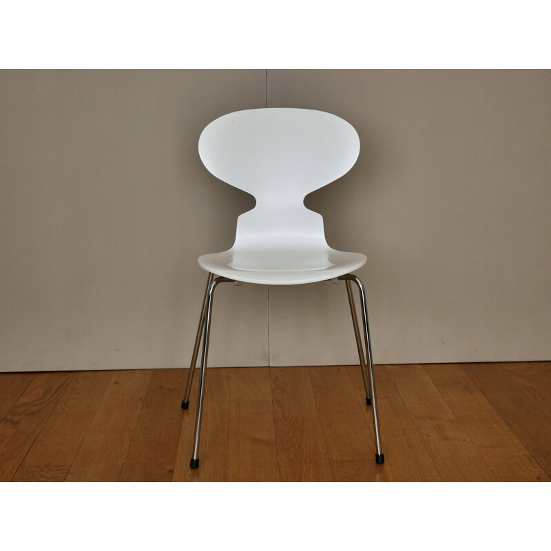 Chaise "Fourmi" blanche par Arne Jacobsen