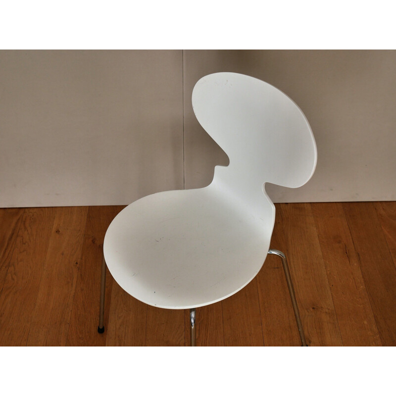 Chaise "Fourmi" blanche par Arne Jacobsen