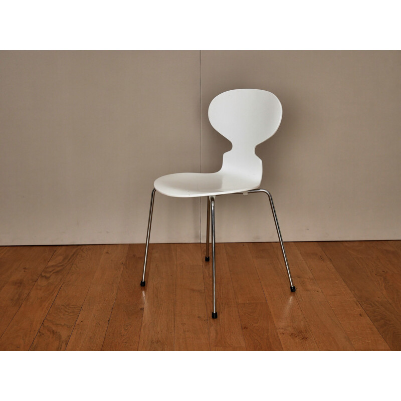 Chaise "Fourmi" blanche par Arne Jacobsen