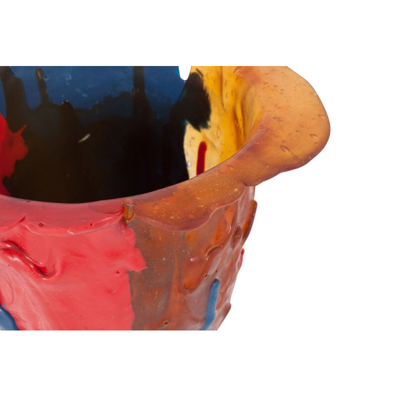 Vase en résine colorée par Gaetano Pesce