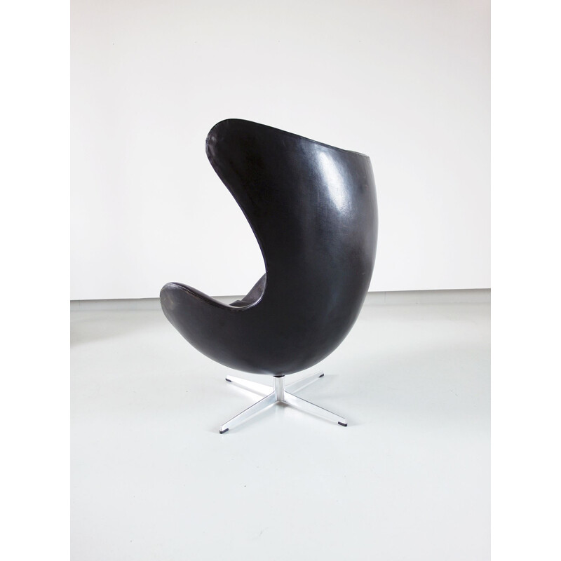 Egg chair en cuir noir, 1ere édition, Arne Jacobsen Danemark 1966