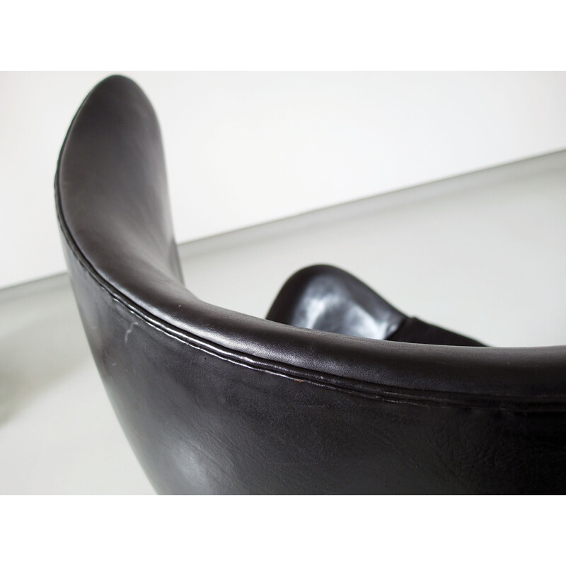 Egg chair en cuir noir, 1ere édition, Arne Jacobsen Danemark 1966