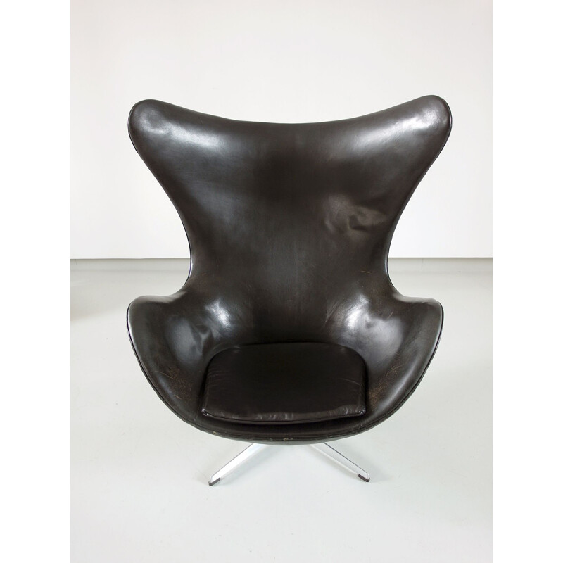 Egg chair en cuir noir, 1ere édition, Arne Jacobsen Danemark 1966