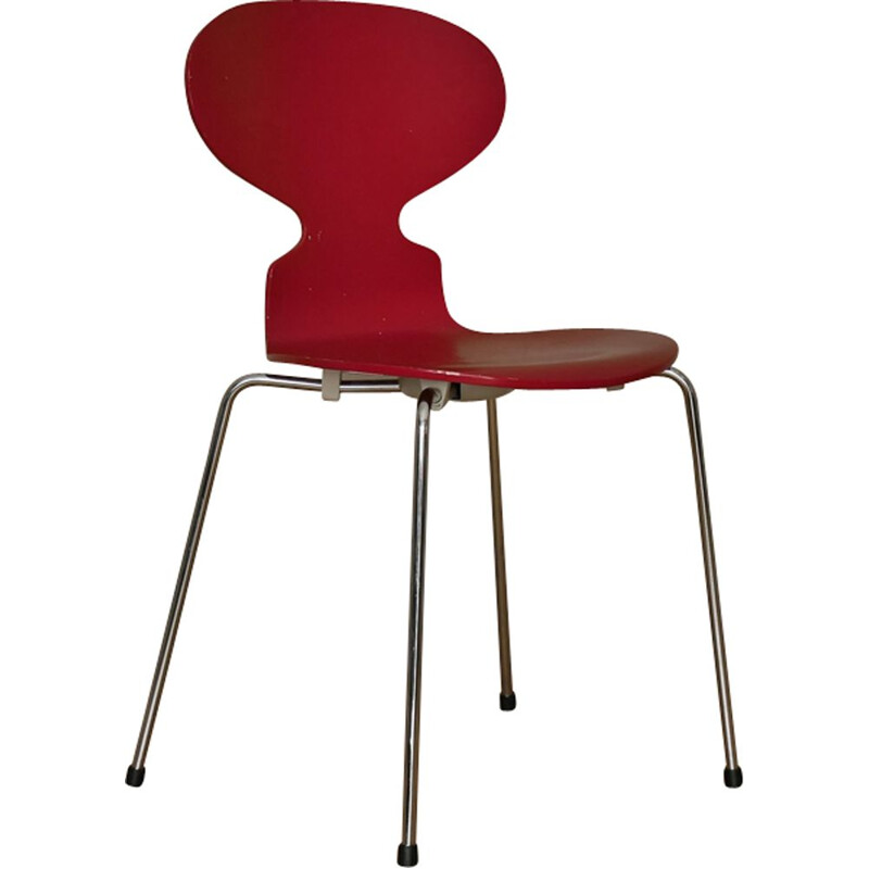 Chaise "Fourmi" rouge par Arne Jacobsen