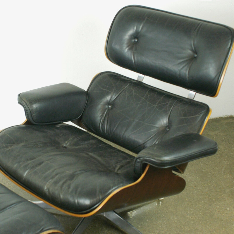 Vintage lounge chair and ottoman in rosewood by Eames for Herman Miller