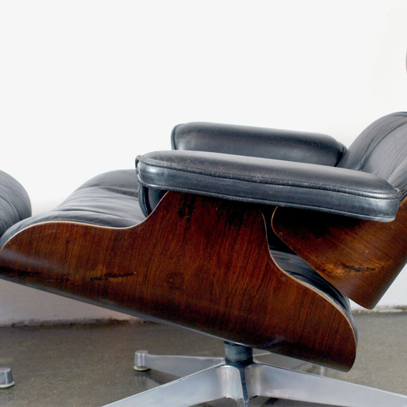 Vintage lounge chair and ottoman in rosewood by Eames for Herman Miller