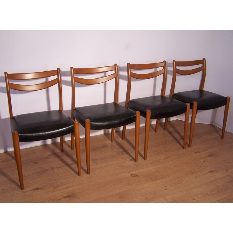 Suite de 4 chaises en bois et simili cuir noir 1960