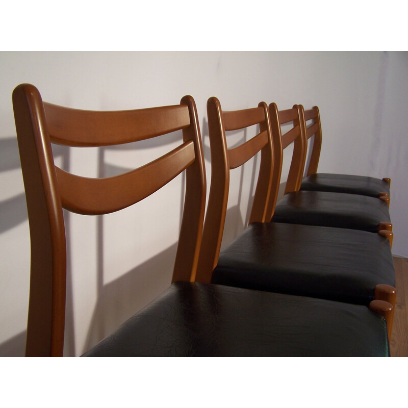 Suite de 4 chaises en bois et simili cuir noir 1960