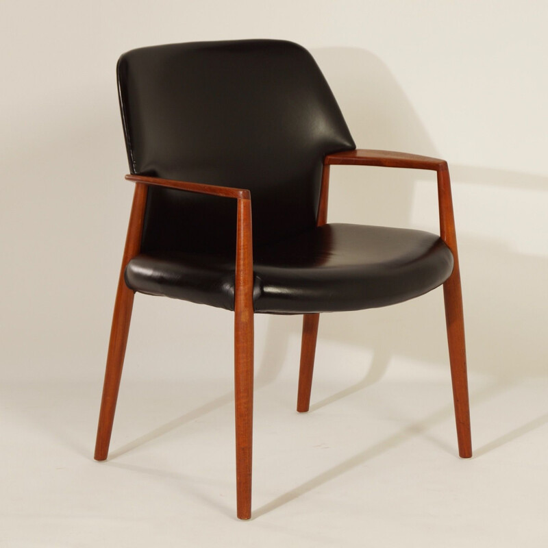 Vintage Danish armchair by Ejnar Larsen and Aksel Bender Madsen for Fritz Hansen