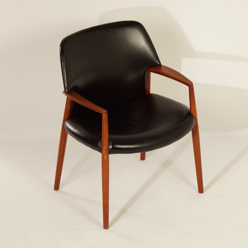 Vintage Danish armchair by Ejnar Larsen and Aksel Bender Madsen for Fritz Hansen