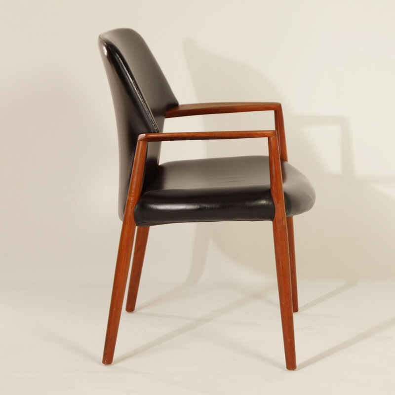 Vintage Danish armchair by Ejnar Larsen and Aksel Bender Madsen for Fritz Hansen