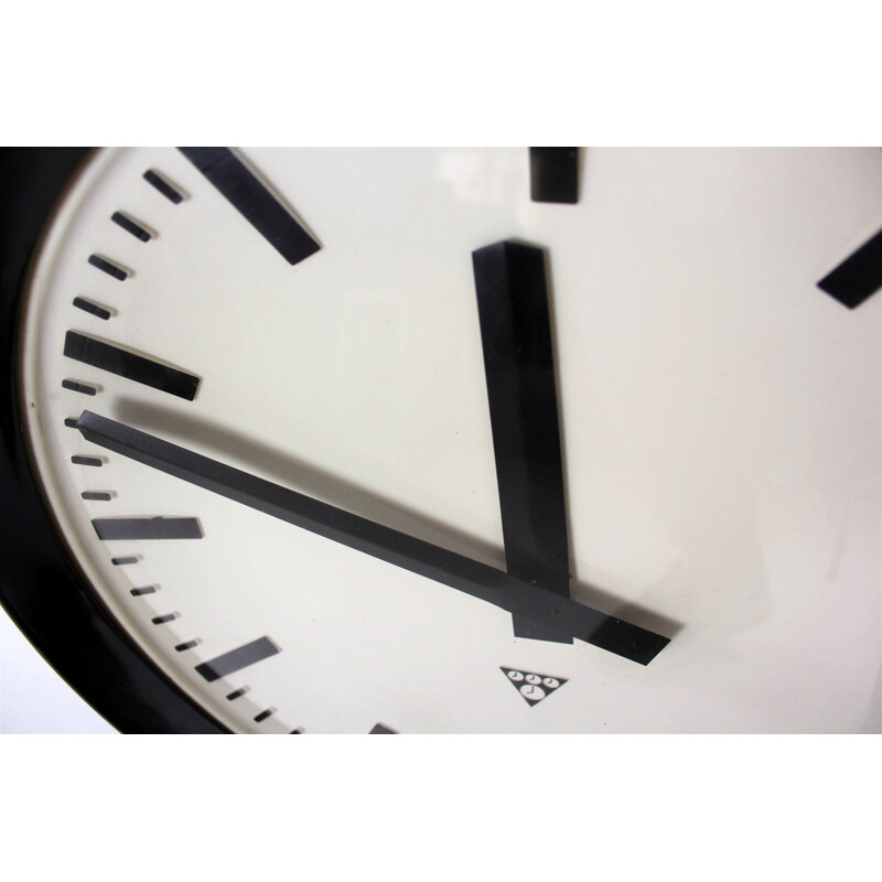 Horloge vintage en bakélite par Pragotron