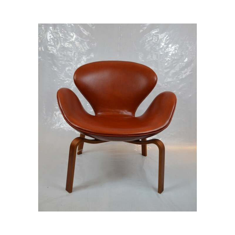 Swan armchair in teak and cognac leather, Arne JACOBSEN - 1958