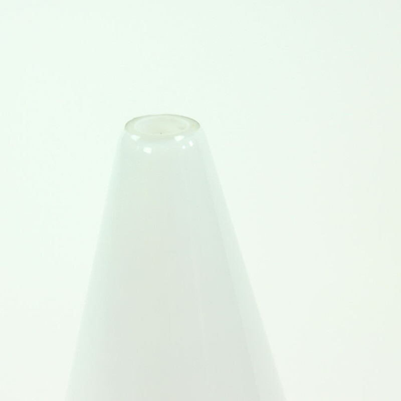 Lampe de table vintage en verre opalin blanc et laiton