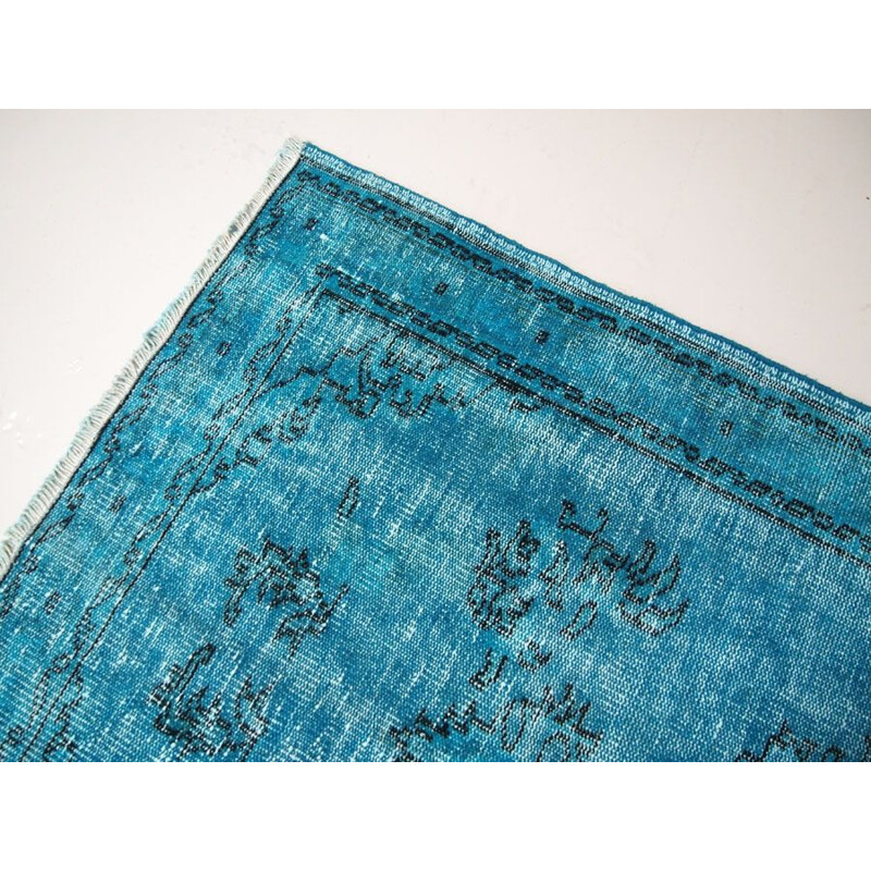 Tapis turc vintage bleu foncé avec des nuances de turquoise